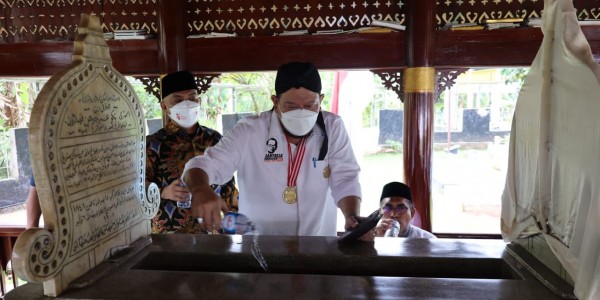Ziarah ke Makam Tjut Nyak Dhien di Sumedang, LaNyalla: Jangan Sekali-kali Melupakan Sejarah