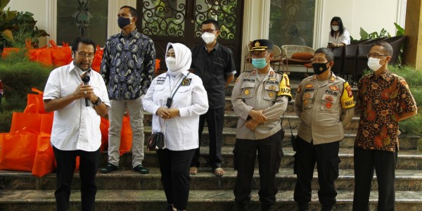 Komite II DPD RI Berikan Bansos Bagi Warga Terdampak Pandemi Covid-19