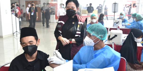 Puan Maharani Kunjungi Vaksinasi Nelayan Jakarta