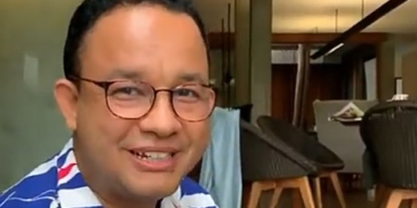 Habis Kecemplung di Got, Anies 'Bermanja' dengan Ikan Koi