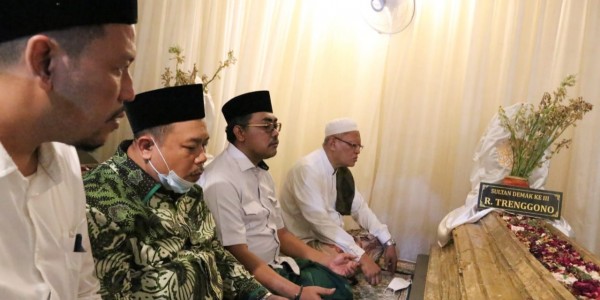 Ziarah ke Makam Sunan Kalijogo dan Raden Patah, Gus Jazil: Jangan Lupakan Jasa Ulama