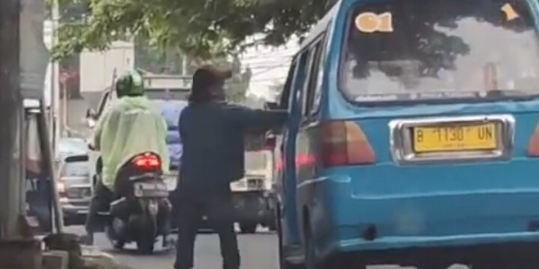 Videonya Viral Saat Lakukan Pungli ke Supir Angkot, Pria di Cilandak Diciduk