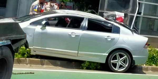 Hilang Kendali, Honda Civic Terbalik di Depan Polda Metro Jaya
