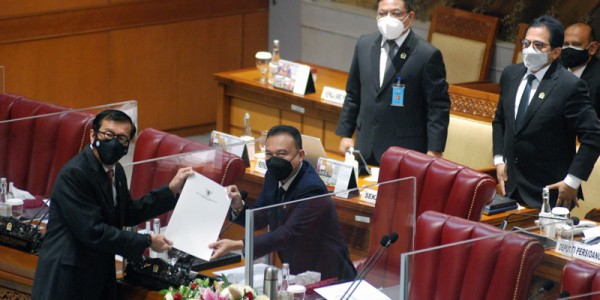 Menkum HAM Yasonna Laoly Sampaikan Laporan Ke Wakil Ketua DPR Sufmi Dasco Achmad