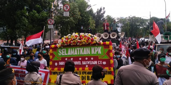 Bawa Karangan Bunga, Massa SAPU: Tanpa Novel Baswedan cs, KPK Makin Kuat, Koruptor Dibabat
