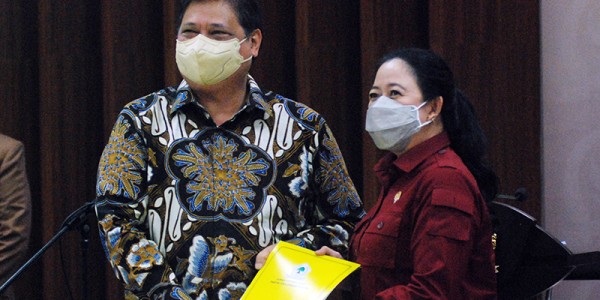Ketum Golkar Serahkan Nama Pengganti Aziz Syamsudin Kepada Ketua DPR RI