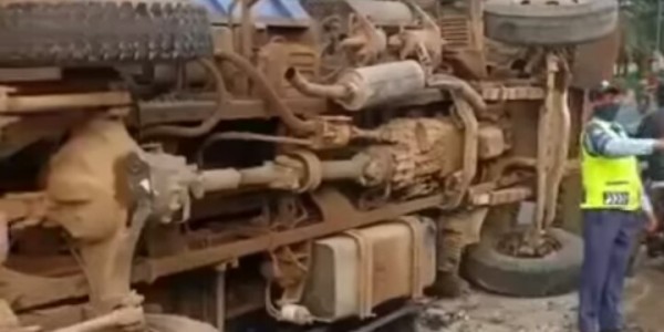 Truk Terguling di Depan Wisma Mulia, Tanah Berhamburan, Separator Jalan Hancur