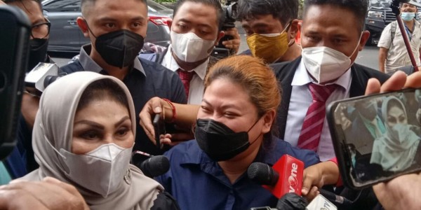 Diperiksa Polisi, Anak Nia Daniaty Bawa Sejumlah Bukti Tambahan