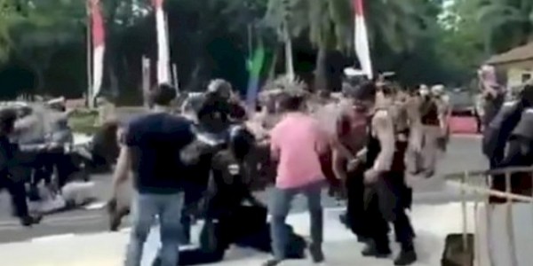 PKS Minta Polisi yang Banting Mahasiswa Dihukum