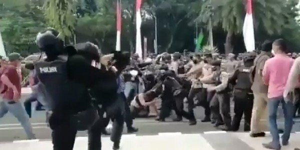 Oknum Polisi Pembanting Mahasiswa Disanksi, Ditahan dan Dimutasi Tanpa Jabatan