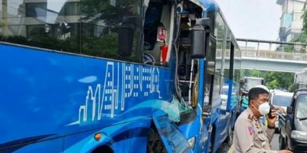 Diduga Rem Blong, TransJakarta Bertabrakan di Cawang, Dua Tewas