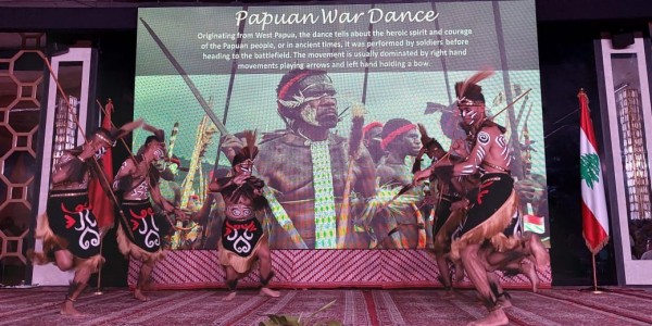 Personel Kontingen Garuda UNIFIL Pukau Warga Lebanon dengan Kesenian Indonesia