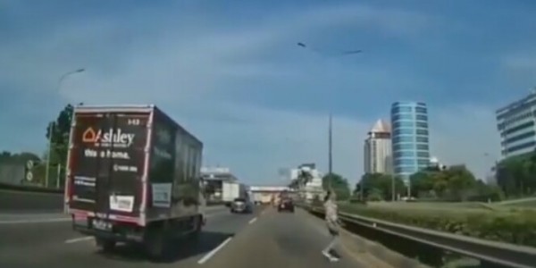 Seenaknya Seberangi Jalan Tol Fatmawati, Wanita Ini Dicari Polisi