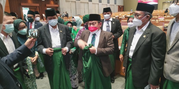 Fraksi PKB Hadiri Paripurna Dengan Kain Sarung