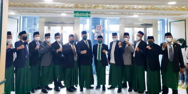 Unik, FPKB Rayakan Hari Santri Hadir di Paripurna dengan Kain Sarung