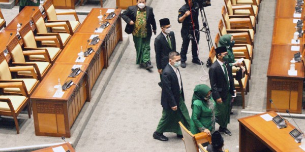 Berbusana Sarung, Anggota Fraks PKB DPR Curi Perhatian