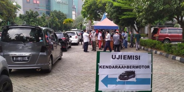 Ikut Uji Emisi Gratis, Ratusan Mobil Antre di Depan Kantor Wali Kota Jakbar