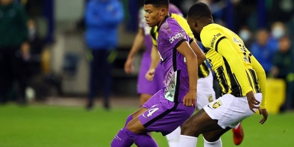 Spur Bantai Vitesse 3-2, Conte Cetak Sejarah dalam Laga Banjir Kartu Merah