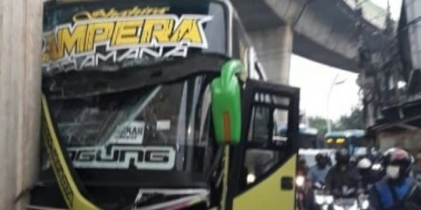Hindari Pemotor, Bus Putri Luragung Hantam Tiang Beton di Ciledug