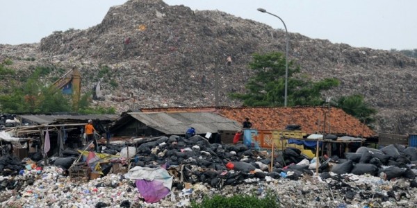 Tertimbun Sampah dari TPA Sumur Batu, Pemkot Bekasi Akan Relokasi 114 Makam