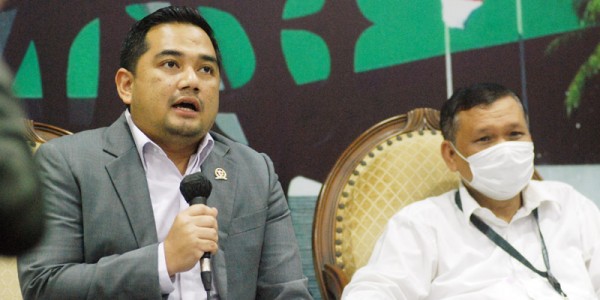 Dialektika Demokrasi tema "Otak Atik Penetapan Jadwal Pelaksanaan Pemilu 2024 Ada Apa?"