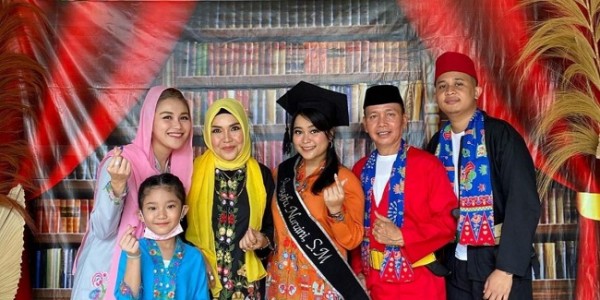 Lulus Kuliah Heboh, Adik Ayu Ting Ting Diarak Pakai Tanjidor