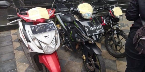Bersembunyi di Atap Warga, Maling Motor di Cakung Ditangkap Polisi