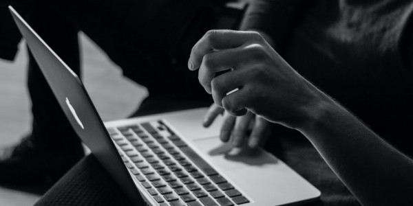 Bawa Kabur MacBook Seharga Rp 67 Juta, Dua Kurir Ojol Ditangkap Polisi