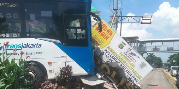 Busway Hantam Pos Lalu Lintas di Cililitan, Satu Petugas Alami Luka