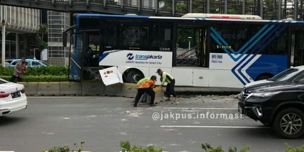 Kemarin Tabrak Pos Lalu Lintas, Hari Ini Bus TransJakarta Tabrak Separator di Depan Ratu Plaza