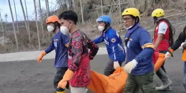 Bantu Warga Semeru, NasDem Dirikan Posko dan Dapur Umum