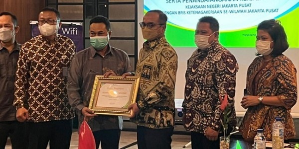 Pulihkan Keuangan Negara Rp 6 Miliar, Tim JPN Kejari Jakpus Terima Penghargaan 