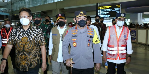 Tinjau Bandara Soetta Jelang Natal, Kapolri Minta Tegakkan Prokes dan Karantina