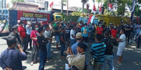 Ratusan Sopir Truk Minta Kapolri Tindak Tegas Oknum Polisi di Banyuwangi