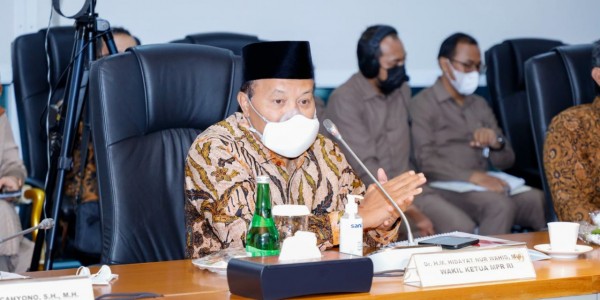 HNW Tolak Pengkaitan Radikalisme Dengan Masjid Dan Pesantren