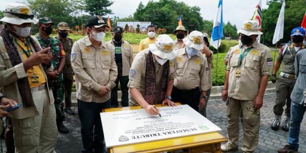 Bamsoet Lepas Peserta Sumatra Tribute for Camel Trophy 2022
