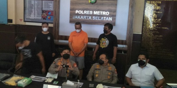 Kesal Zoom Meeting Terganggu Renovasi Rumah Tetangga, Kuli Ditodong dan Disiram Teh