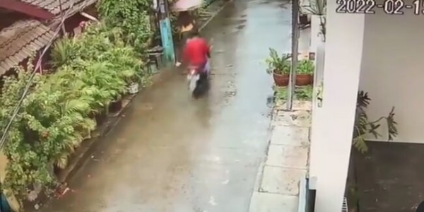 Beraksi di Bekasi dan Terekam CCTV, Pelaku Begal Bokong Diburu Polisi