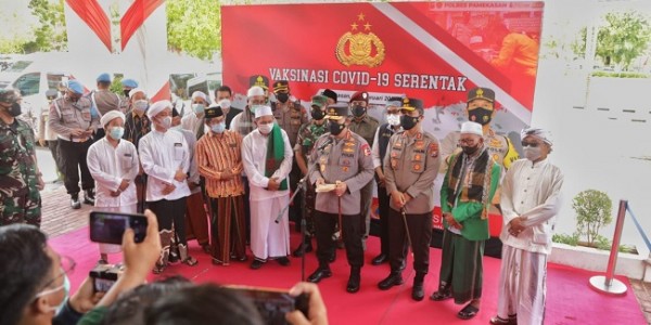 Tokoh Agama di Jatim Ikut Vaksinasi, Kapolri: Ini Jadi Penyemangat Kita Semua