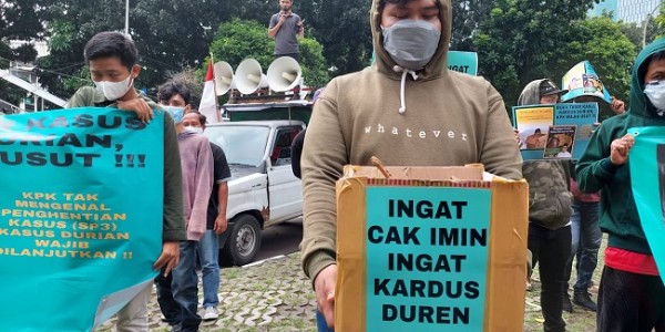 Massa SAKTI Gelar Aksi di KPK Menolak Lupa Kardus Duren 