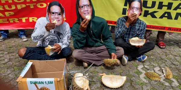 Gelar Aksi Makan Durian, Massa KORNAS AKSI Desak KPK Usut Kembali Skandal 'Kasus Duren' 