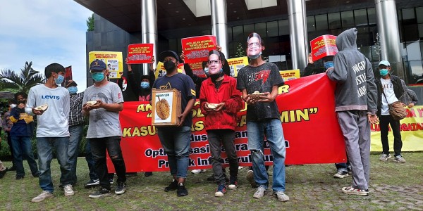 Menolak Lupa, Massa AGAMIS Aksi Jalan Mundur Sambil Santap Durian di KPK dan PKB