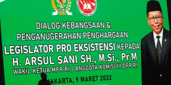 Wakil Ketua MPR RI Arsul Sani Raih Anugerah  'Legislator Pro-Eksistensi'