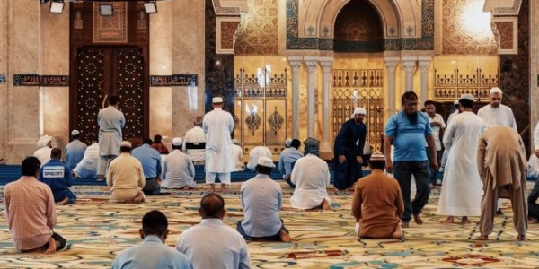 Saf Salat Kembali Dirapatkan, Kemenag: Jangan Lepas Masker, Corona Masih Ada