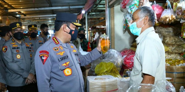Tinjau Pasar Bantar Gebang, Kapolri Pastikan Stok Minyak Goreng untuk Masyarakat Aman