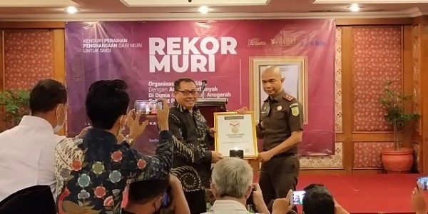 Buka Ruang Kepada Wartawan, Kajati DKI Jakarta Terima Anugerah Sahabat Pers Indonesia dari SMSI 