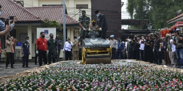 Jelang Ramadhan 1443 H, Polres Metro Bekasi Kota Musnahkan Barbuk Ganja dan Miras 