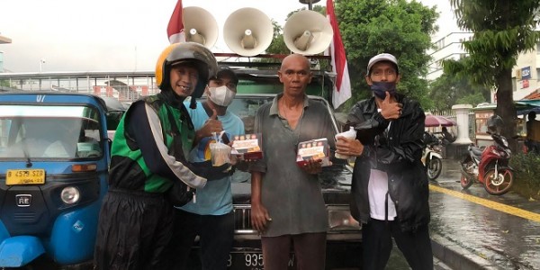 Ngabuburit Sambil Bagikan Takjil, Massa AGAMIS Menolak Lupa Kasus Kardus Durian
