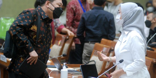 Kepala BPOM Bahas  Sejumlah Vaksin-19 Kadaluarsa di Komisi IX DPR