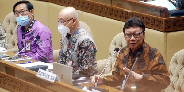 Menpan RB Raker Dengan Komisi II DPR